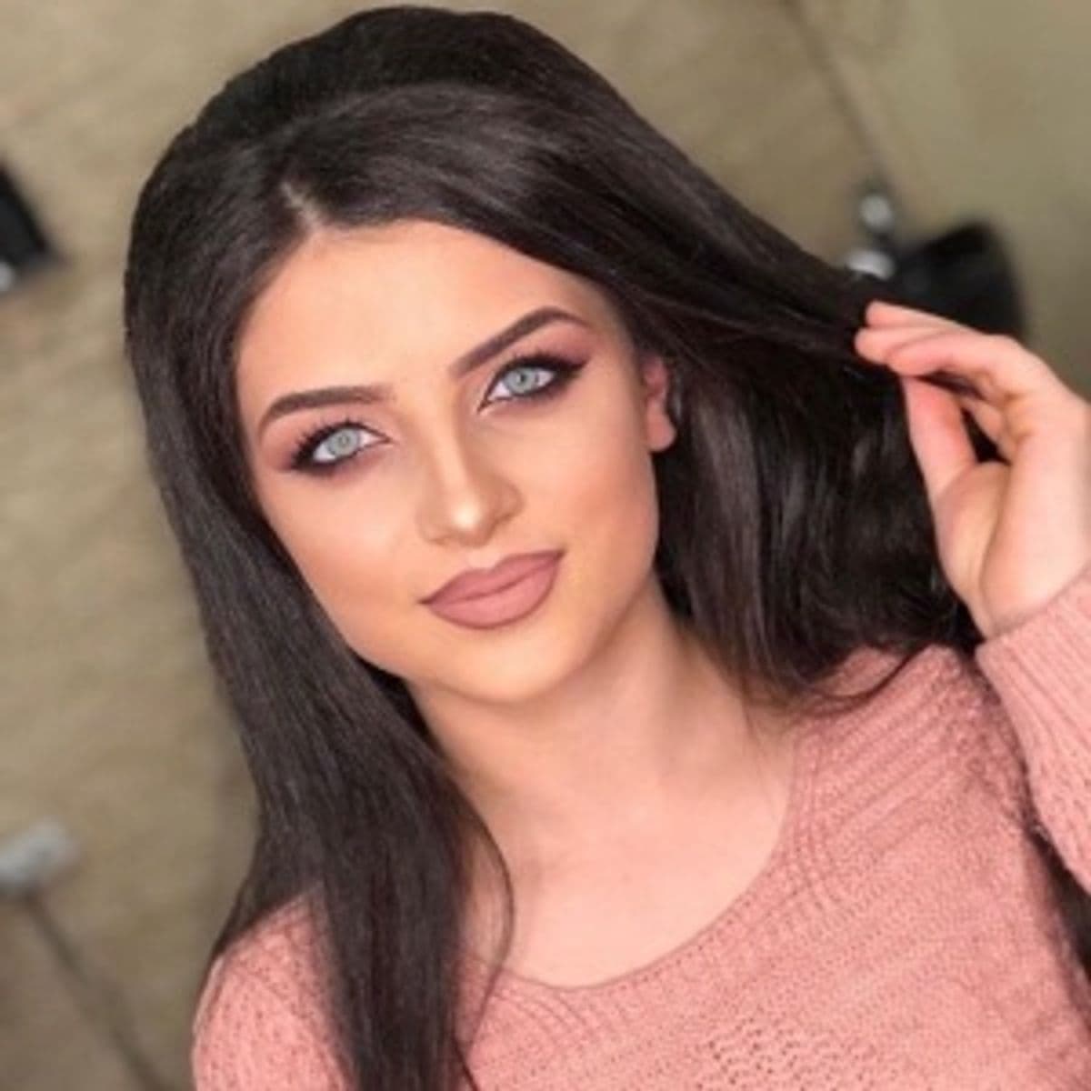 Դիմահարդար Հոնքերի մաստնագետ